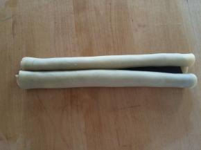 中心为线，两边向中间卷起来，入冰箱冷冻室