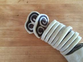 冻过的面取出切均匀的片，冻过的就很好切了