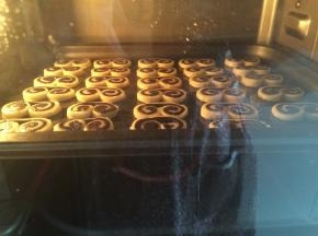 烘烤：烤箱中层，上下火170度，20分钟左右。（视饼干薄厚增减烘烤时间）