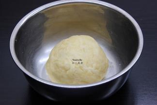 用力揉几分钟至光滑面团，将面团盖上保鲜膜，静放，让其发现至原来二倍大；