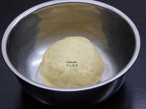 用力揉几分钟至光滑面团，将面团盖上保鲜膜，静放，让其发现至原来二倍大；