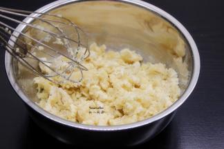 把油皮所以食材（中筋粉、黄油、水、奶粉、小苏打、盐、干酵母）混合均匀；