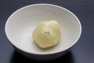 等待面团发酵制作油酥面团，油酥所以食材混合，揉成芝麻油酥面团；