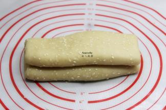 油皮四周叠起，擀成长方形，再四折叠法，来回四次；