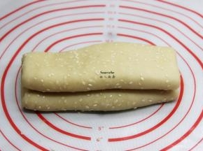 油皮四周叠起，擀成长方形，再四折叠法，来回四次；