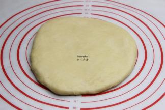 发酵好的面团，来回揉几次排气，再擀成大片面皮；