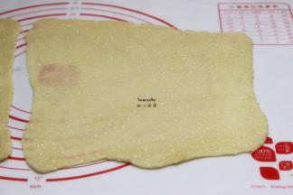 擀成厚度0.2cm面皮；PS：为了省力，分了二批次擀面皮
