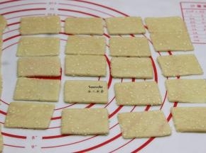 切除边角，然后切成小长方块，并用叉子在面片上扎小孔；