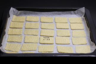 烤盘垫上硅油纸，把切好的饼胚放入烤盘；PS：饼干直接留有空隙；