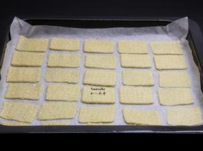 烤盘垫上硅油纸，把切好的饼胚放入烤盘；PS：饼干直接留有空隙；