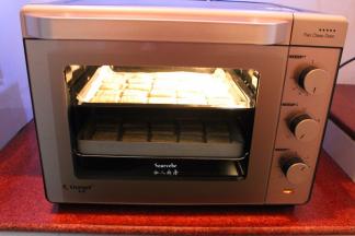 烤箱预热，选择后旋风风烤，165度，18分钟；PS：每个烤箱不同，功能、温度和时间略有差异。