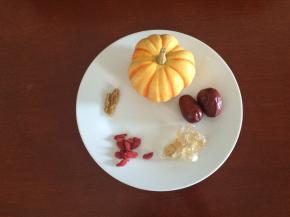 准备食材：雪蛤1克、大枣、黄冰糖、枸杞子、金瓜