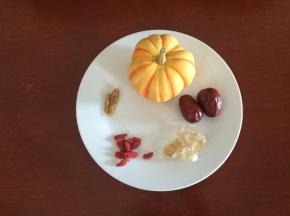 准备食材：雪蛤1克、大枣、黄冰糖、枸杞子、金瓜