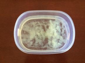 取出雪蛤放入盛器，加水100ml~200ml浸泡泡8~10小时，这是我前一晚就泡上的。泡发好的雪蛤晶莹剔透，颜色透明，形状如棉花球状