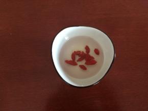 枸杞子洗净用清水泡软备用