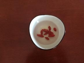 枸杞子洗净用清水泡软备用