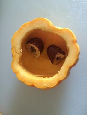 放入大红枣（这个枣太大了，我切开放入的）