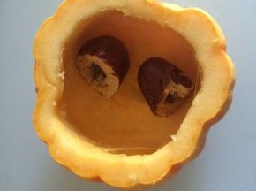 放入大红枣（这个枣太大了，我切开放入的）