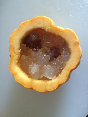 将泡好的雪蛤放入，加入适量的清水