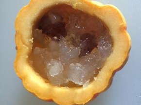 将泡好的雪蛤放入，加入适量的清水