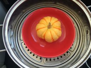 把金瓜的顶端再盖上