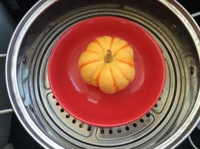 把金瓜的顶端再盖上