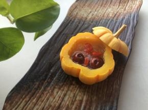 把泡好的枸杞子放入蒸好的金瓜盅里