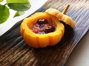 一份营养、美貌、香甜软滑的金瓜雪蛤就做好了，要趁热食用哦。