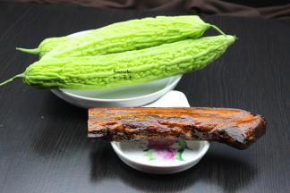 准备食材：苦瓜、腊肉、红辣椒、香葱等食材；