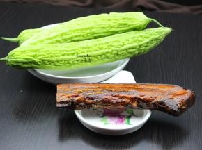 准备食材：苦瓜、腊肉、红辣椒、香葱等食材；