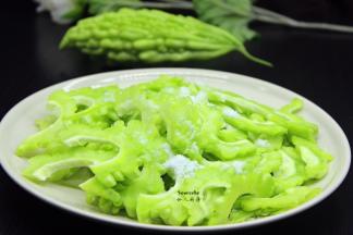 苦瓜洗净去籽、去瓢、切片放盐腌制10分钟；