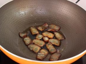 热锅，倒油，小火煎切片的腊肉至透明状起锅；