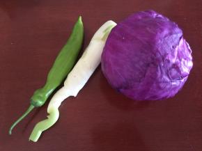 准备食材：茭白、紫椰菜、尖椒