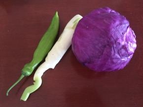 准备食材：茭白、紫椰菜、尖椒