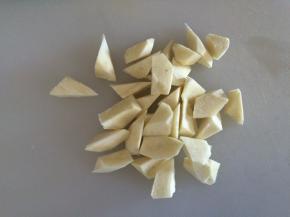 茭白去外皮，切滚刀块