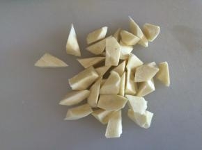 茭白去外皮，切滚刀块