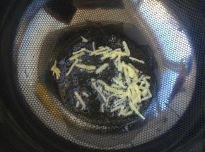 起锅热油，爆香姜丝