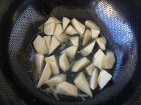 放入茭白翻炒，淋入少许水以防止茭白炒焦