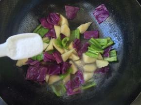 放入精盐、蘑菇精调味，炒均匀后出锅