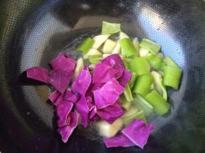 翻炒至茭白熟时，加入尖椒和紫椰菜，略炒几下