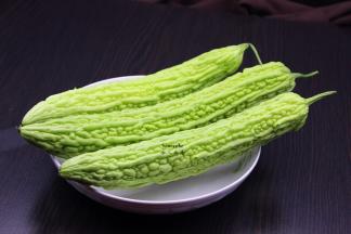 准备食材：苦瓜、猪瘦肉、香葱等。