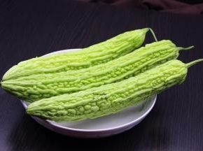 准备食材：苦瓜、猪瘦肉、香葱等。