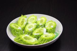苦瓜洗净切段，去籽，放盐腌制30分钟；PS：也可以汆烫去苦。