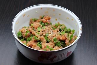 猪瘦肉剁碎，放盐、酱油、生粉、鸡粉、生姜、油拌均腌制10分钟；