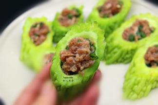 拌均的馅，酿入苦瓜中；