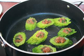 热锅，倒油，放入 酿苦瓜，小火煎至黄色；