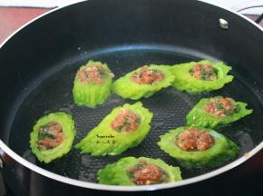热锅，倒油，放入 酿苦瓜，小火煎至黄色；
