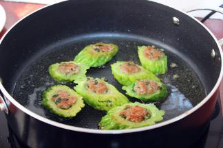 翻转另外一面继续煎，重复二次，这样煎的才均匀，肉熟，苦瓜也熟。