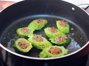 翻转另外一面继续煎，重复二次，这样煎的才均匀，肉熟，苦瓜也熟。