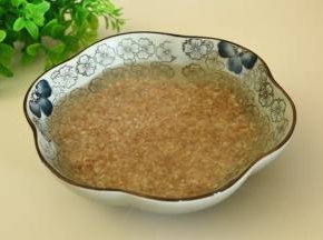 红梗米淘洗干净，用冷水浸泡半小时，捞出沥去水分